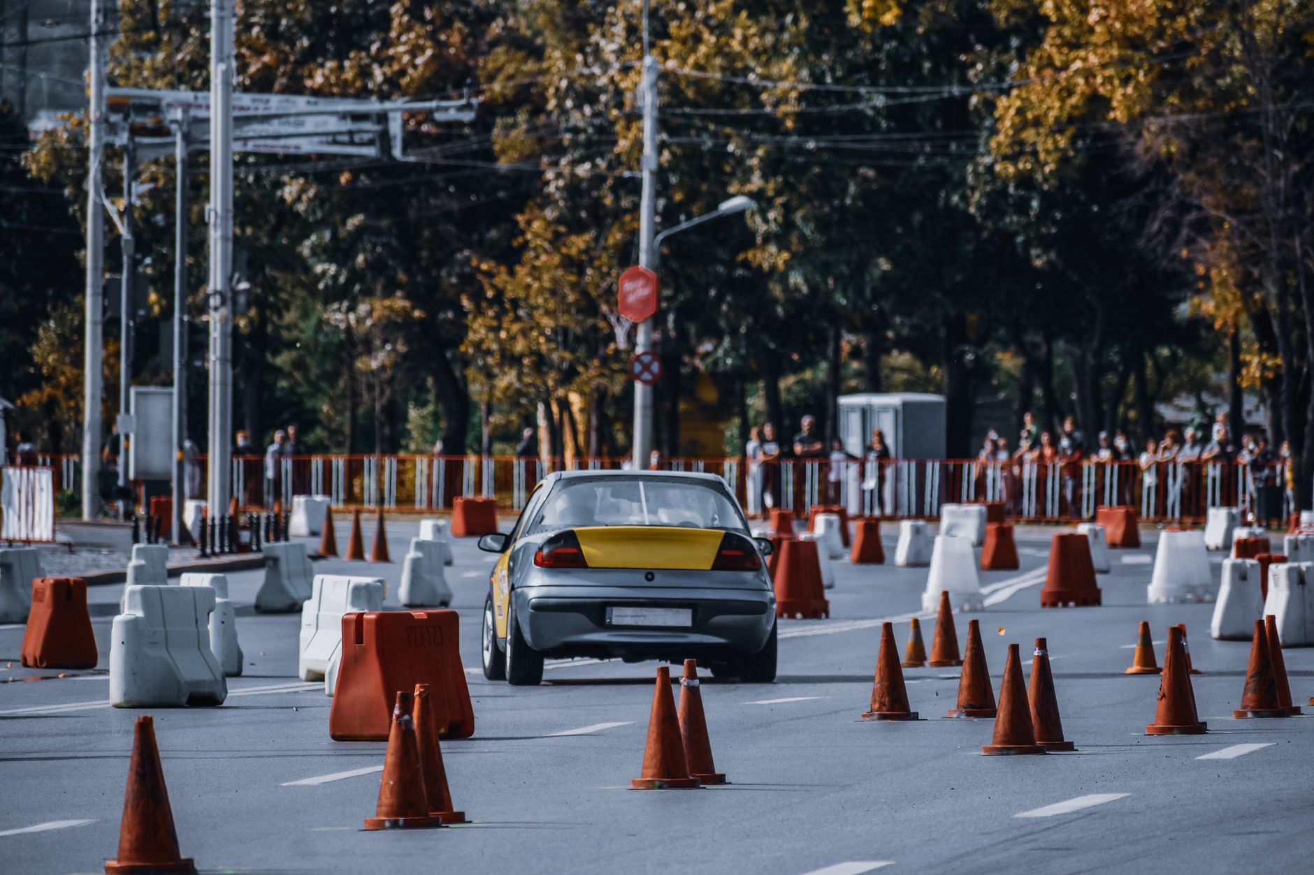 Vorausschauendes Fahren meistern: So sind Sie sicher im Straßenverkehr unterwegs